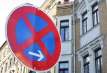 Czy można parkować samochód na chodniku?