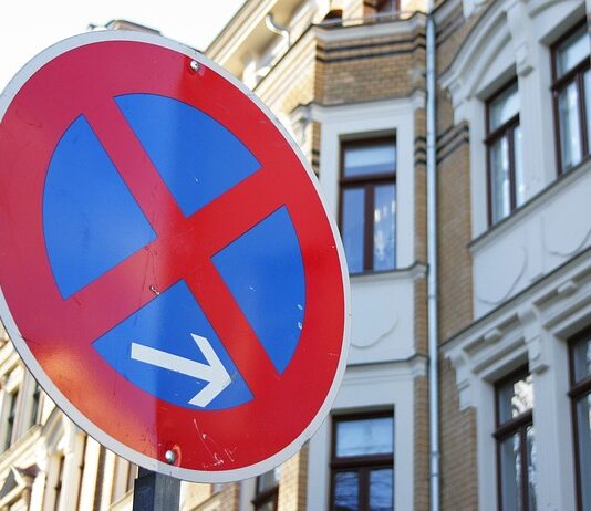 Czy można parkować samochód na chodniku?