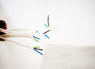 Jaki otwór pod gniazdko w płytce?