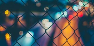 Jak mocować przewody elektryczne do ściany?