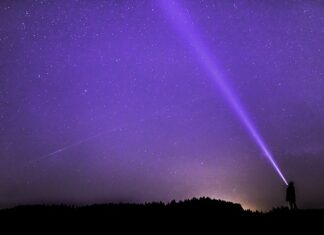 Jaka barwa światła w latarce?