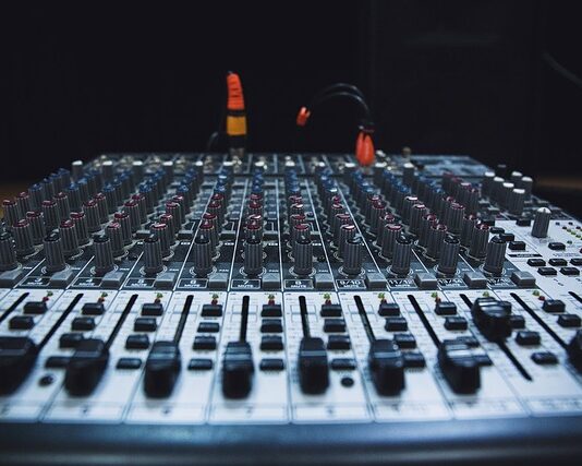 Czy tłumik środkowy wycisza?