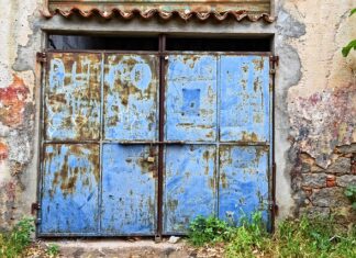 Jak połączyć kable elektryczne pod tynkiem?