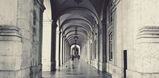 Na jaką głębokość wkopać kabel ziemny?