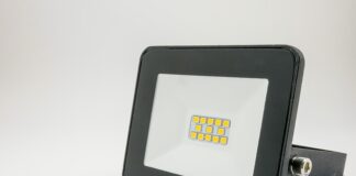 Jaki Naświetlacz LED na budowę?