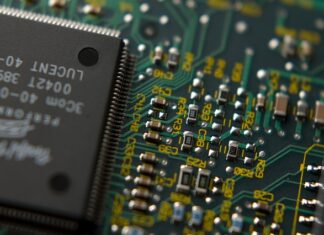 Gdzie znajduje się skraplacz w lodówce Amica?