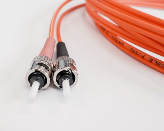 Jak połączyć światłowód z przewodem ethernetowym?