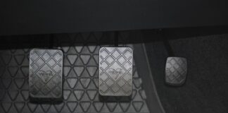 Czy przyczepa lekka może mieć hamulec najazdowy?