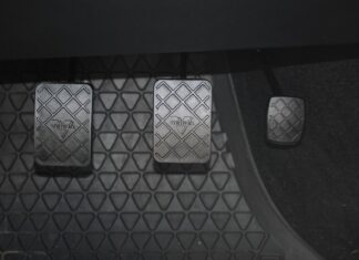 Czy przyczepa lekka może mieć hamulec najazdowy?