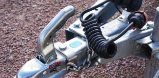 Czy przyczepa kempingowa musi mieć światło wsteczne?