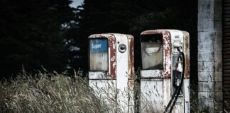 Czy benzyna miesza się z olejem?