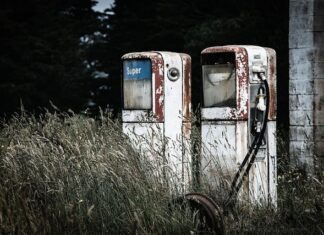 Czy benzyna miesza się z olejem?