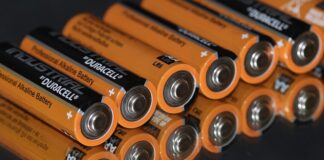 Ile powinno się ładować auto na akumulator?