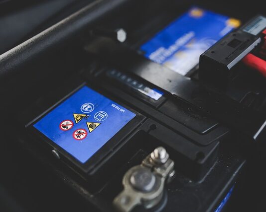 Ile kosztuje wymiana baterii w Mitsubishi Outlander?