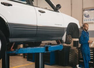 Podnośnik dwukolumnowy do warsztatu samochodowego